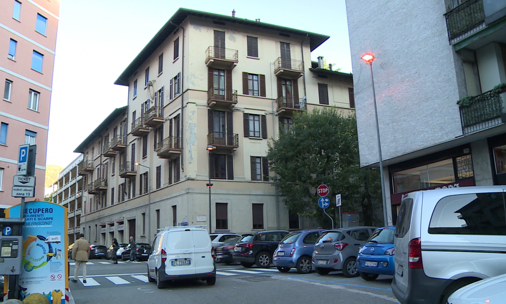 Illuminazione cittadina: in via Leoni, lampioni accesi anche di giorno