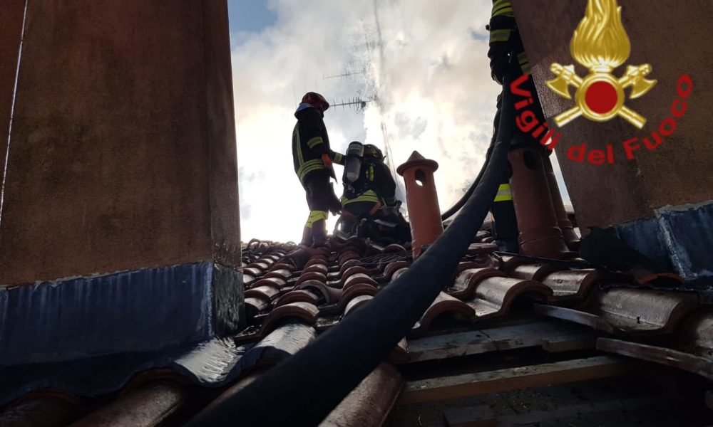 Lambrugo, in fiamme il tetto di un’abitazione. Sul posto i vigili del fuoco