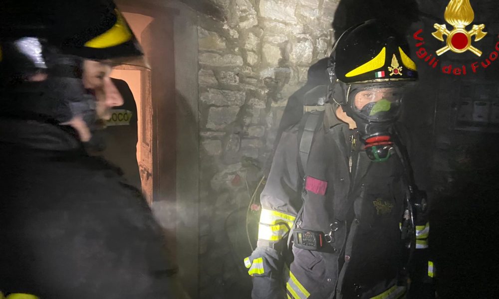 Faggeto Lario, incendio nella notte all’interno di una legnaia