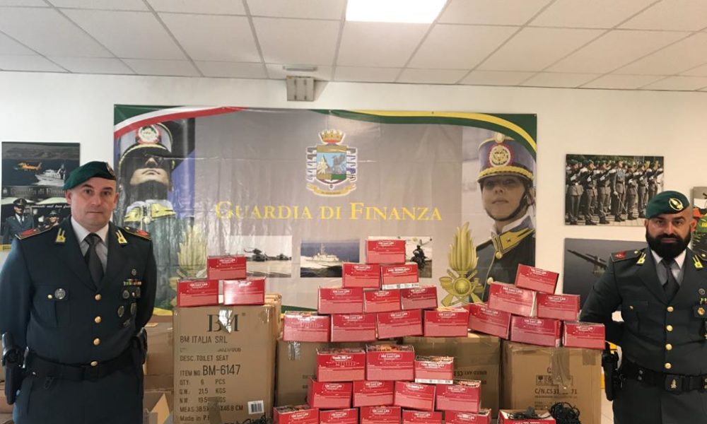 Luci di Natale non in regola, maxi sequestro delle fiamme gialle a Castelmarte