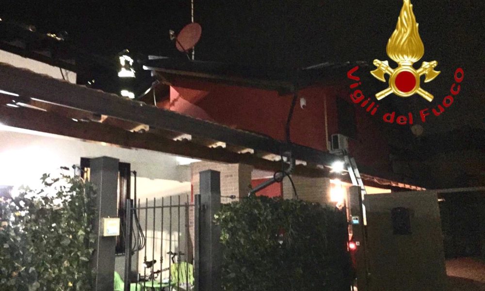 Lurago Marinone, tetto in fiamme in via Brugo