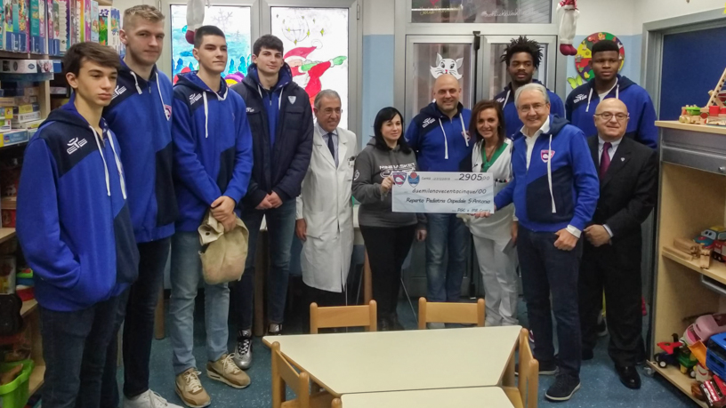 Pallacanestro Cantù e giovani atleti, sorrisi e doni ai bimbi ricoverati