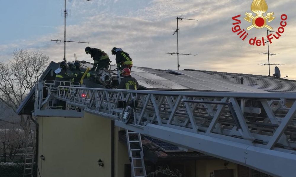 Cassina Rizzardi, tetto in fiamme. Sul posto vigili del fuoco da Como e da Appiano Gentile
