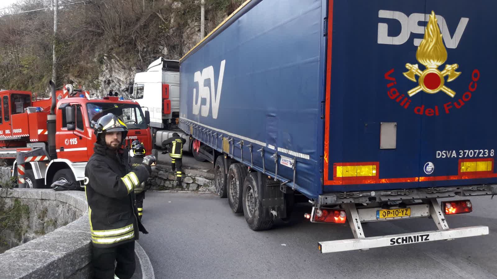 Veleso, mezzo pesante incastrato. Intervento dei vigili del fuoco