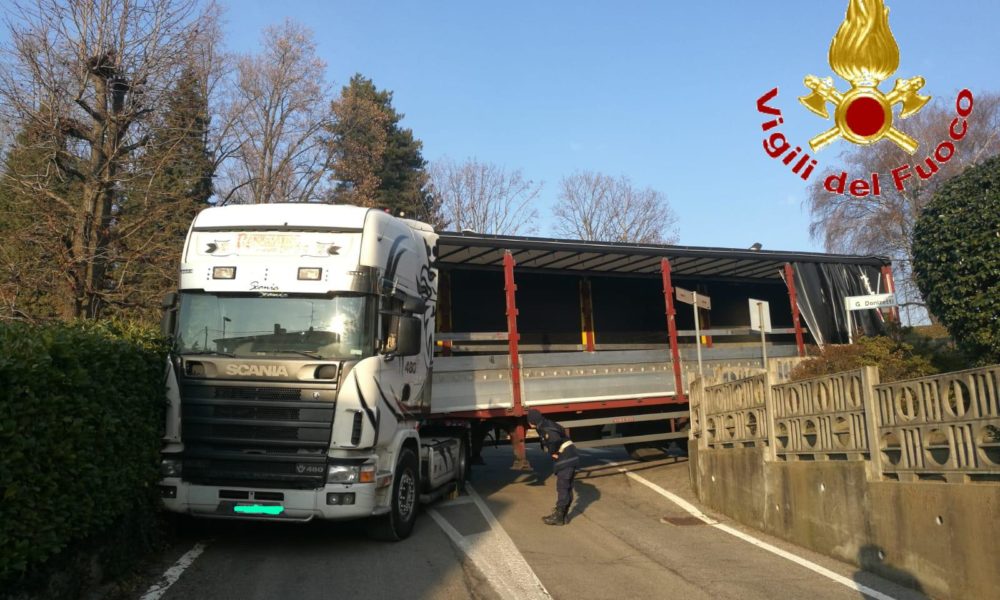 Casnate, camion incastrato, arriva l’autogru dei pompieri