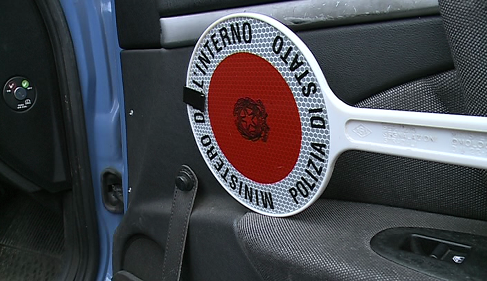 Merone: non si fermano al controllo, finiscono contro un palo e poi riescono a scappare a piedi