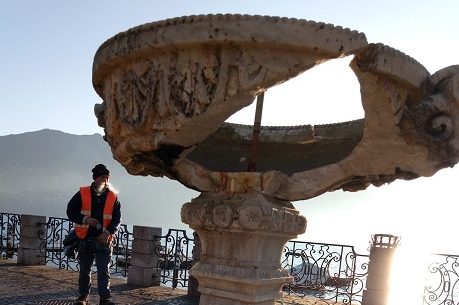 Bilancio della notte di San Silvestro. Pontile in fiamme a Como, fontana distrutta a Menaggio