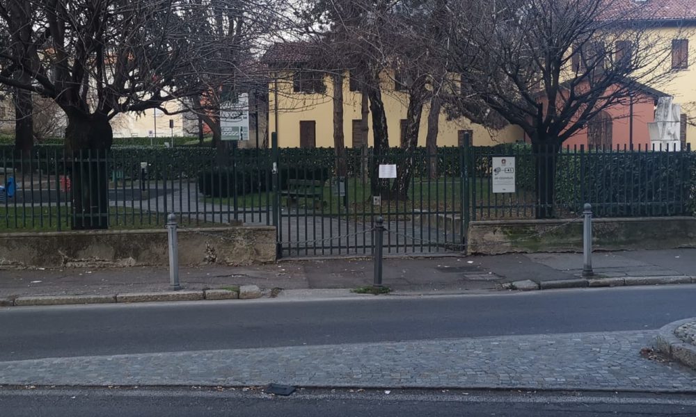 Giardini di Albate, da 5 mesi manca la maniglia del cancello. L’appello dei vigili in pensione