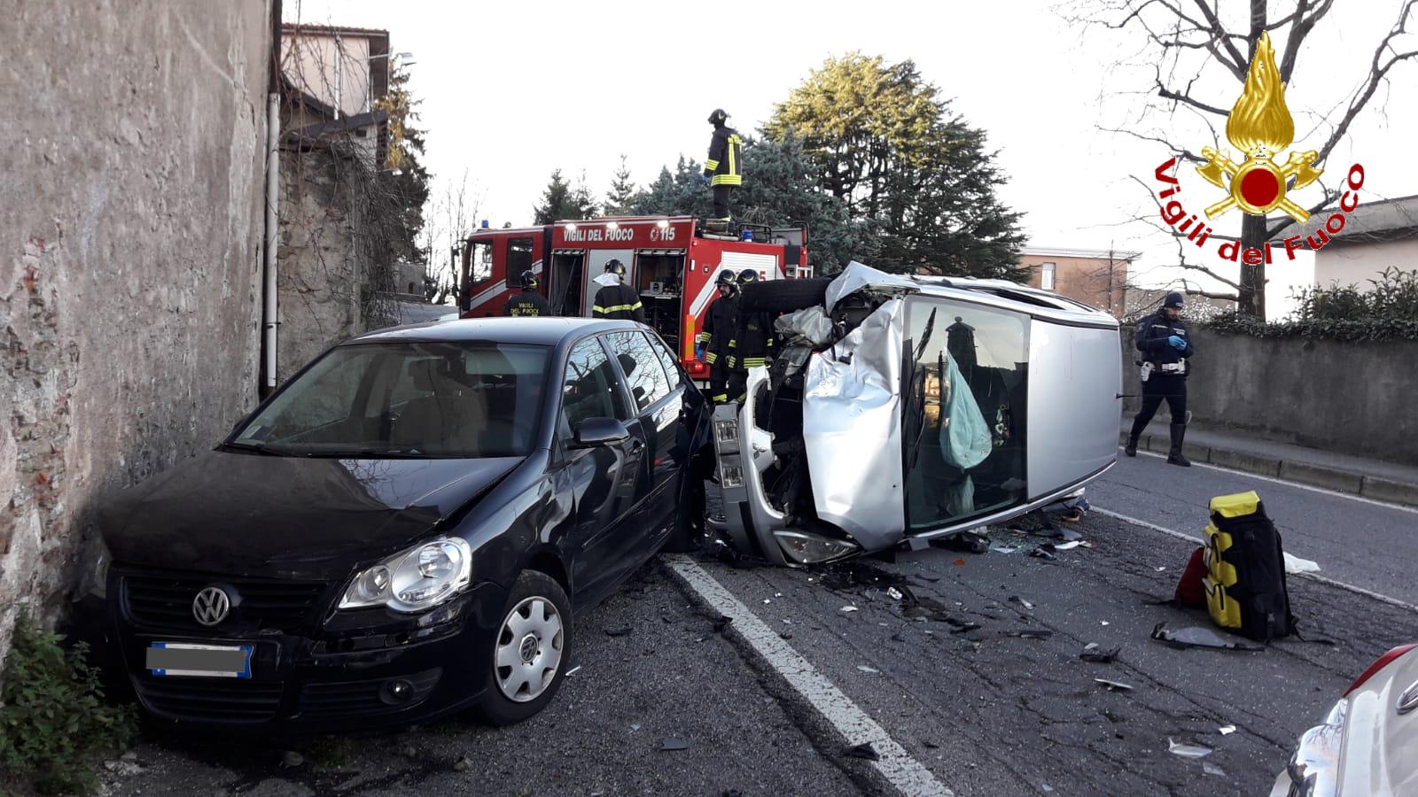 Trecallo, auto ribaltata dopo lo scontro, ferite lievi per il conducente