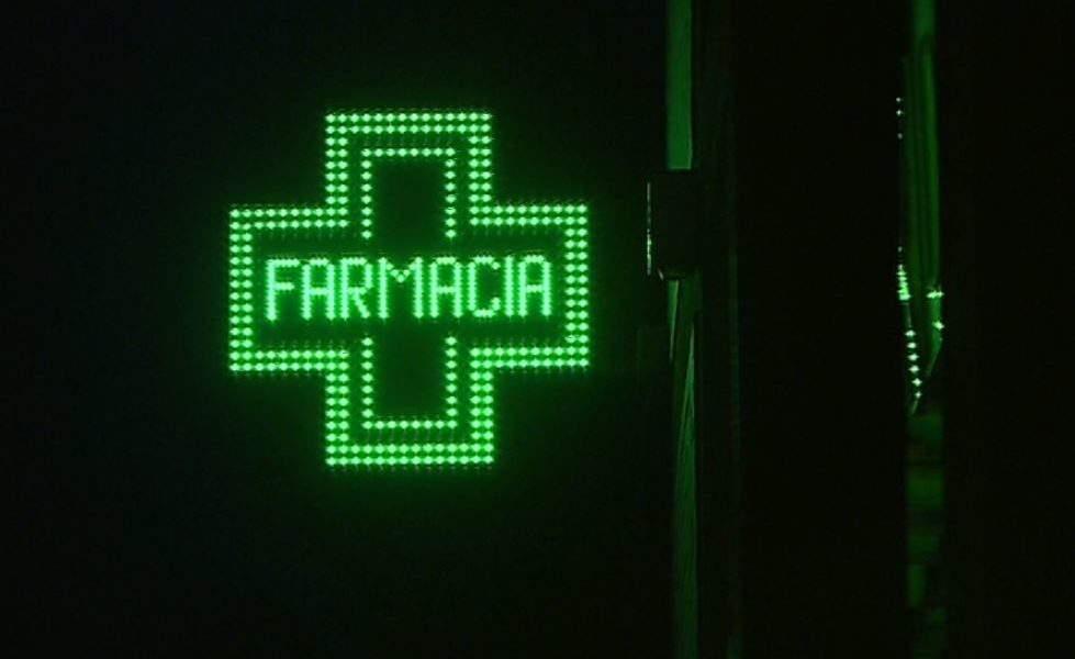Mascherina e pietra, rapinatore in azione alla farmacia di Rovello Porro