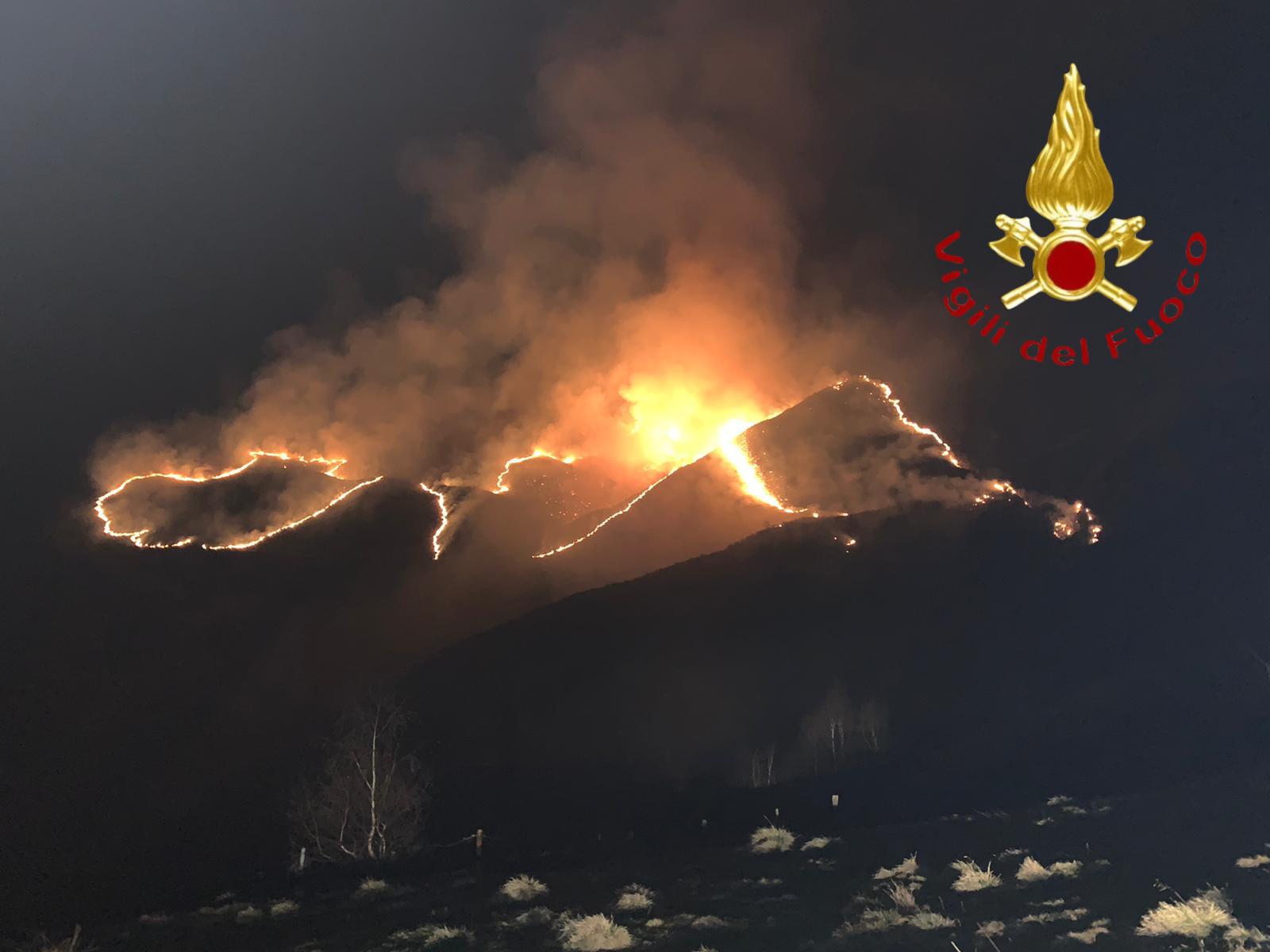 Incendio a Garzeno, in fiamme 14 ettari di bosco. Denunciati due allevatori