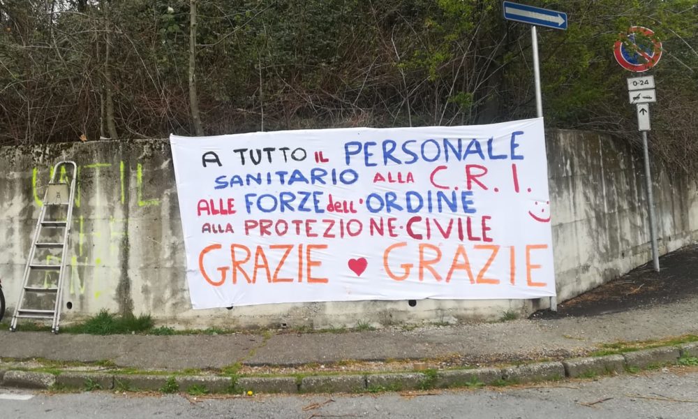 Sagnino, striscione in strada  per ringraziare personale sanitario e forze dell’ordine