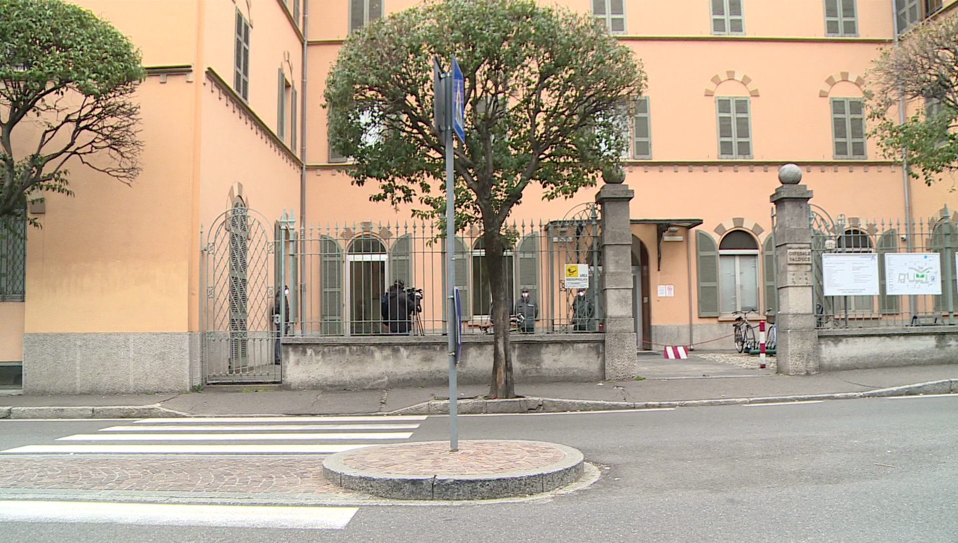 Ospedale Valduce, richieste le prime 700 dosi di vaccino per il personale. Reparto Covid di nuovo al completo