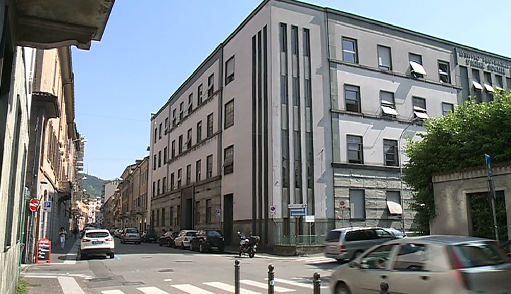 Dormitorio in via Cadorna, residenti e commercianti all’attacco: “Rischio degrado”