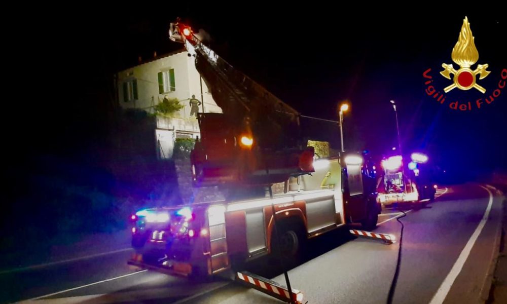 Como, incendio di una canna fumaria. Al lavoro due squadre di vigili del fuoco