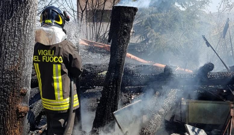 Capanno a fuoco in Alta Valle Intelvi, incendio spento dai vigili del fuoco