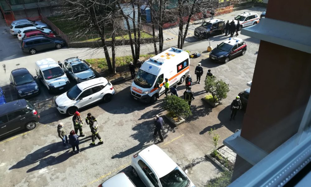 Erba, uomo barricato in casa, intervento di carabinieri e pompieri