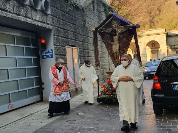 Il Santo Crocifisso in Duomo per la celebrazione della Passione