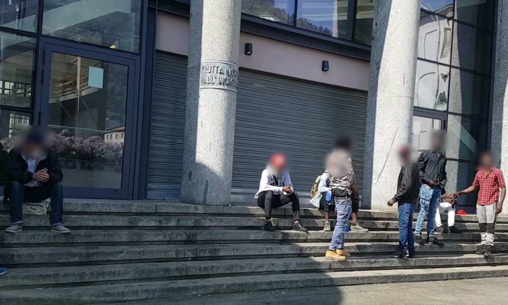 Divieti ignorati: via Sirtori, seduti sulle scale del mercato senza mascherine