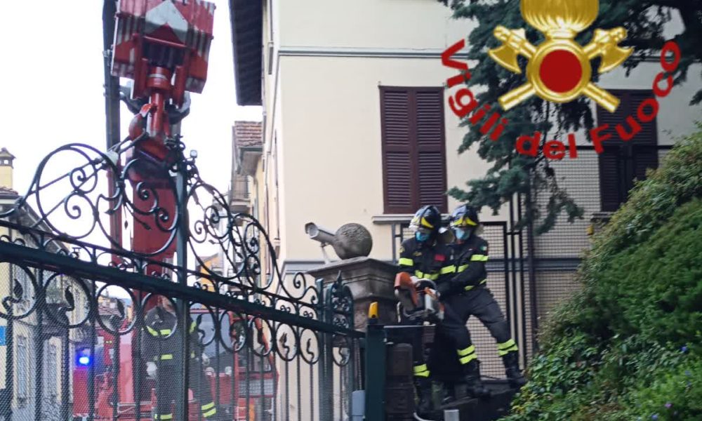 Sala Comacina cancello pericolante, intervento dei vigili del fuoco
