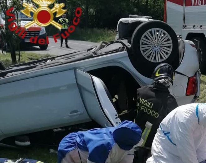 Oltrona, auto fuori strada, ferita una donna di 38 anni