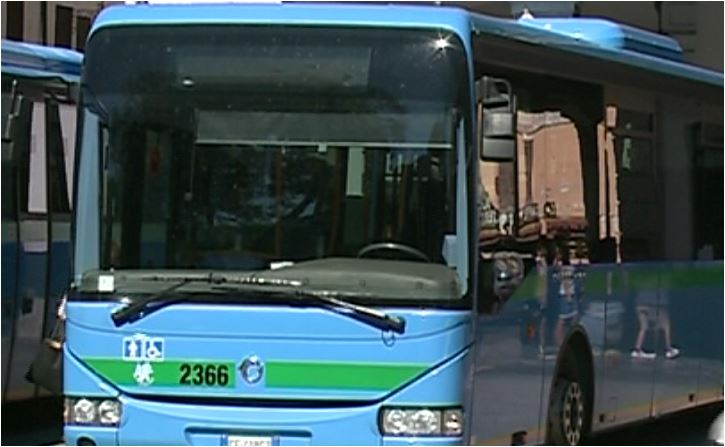 Mezzi pubblici in Lombardia, capienza al 100%. I sindacati: “Rischio di fare un passo indietro”