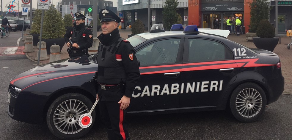 Cantù: minacce ai vicini con la pistola, arrestato 45enne e denunciata la compagna