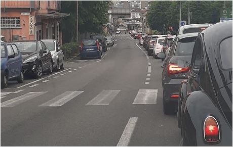 Ripartenza in coda per i frontalieri. Lavoratori in Ticino alle prese con valichi chiusi e controlli in dogana