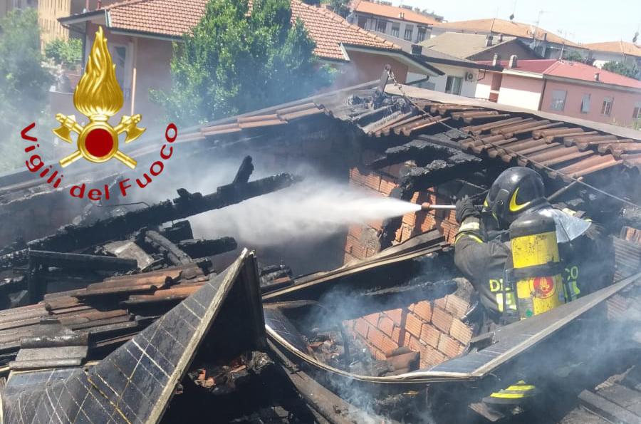 Como, in fiamme il tetto di un’abitazione. Intervento dei vigili del fuoco