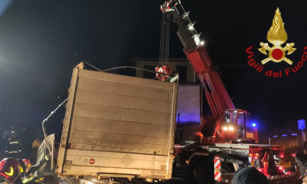 Plesio, si ribalta il rimorchio di un camion. Intervengono i vigili del fuoco