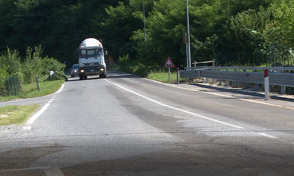 Tir sversa gasolio sulla provinciale 34, intervento della polizia locale di Cantù