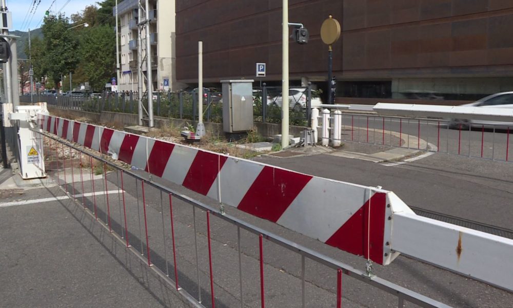Passaggi a livello e lunghe attese, tra lamentele dei pedoni e la preoccupazione per il transito dei mezzi di soccorso
