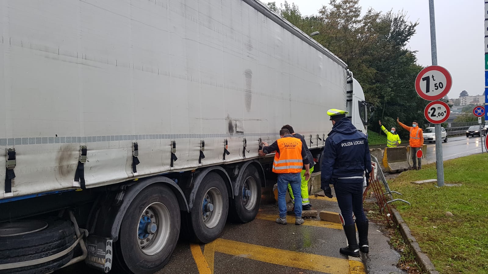 Camion incastrato sul viadotto dei Lavatoi. Lunghe code, intervento di polizia locale e vigili del fuoco