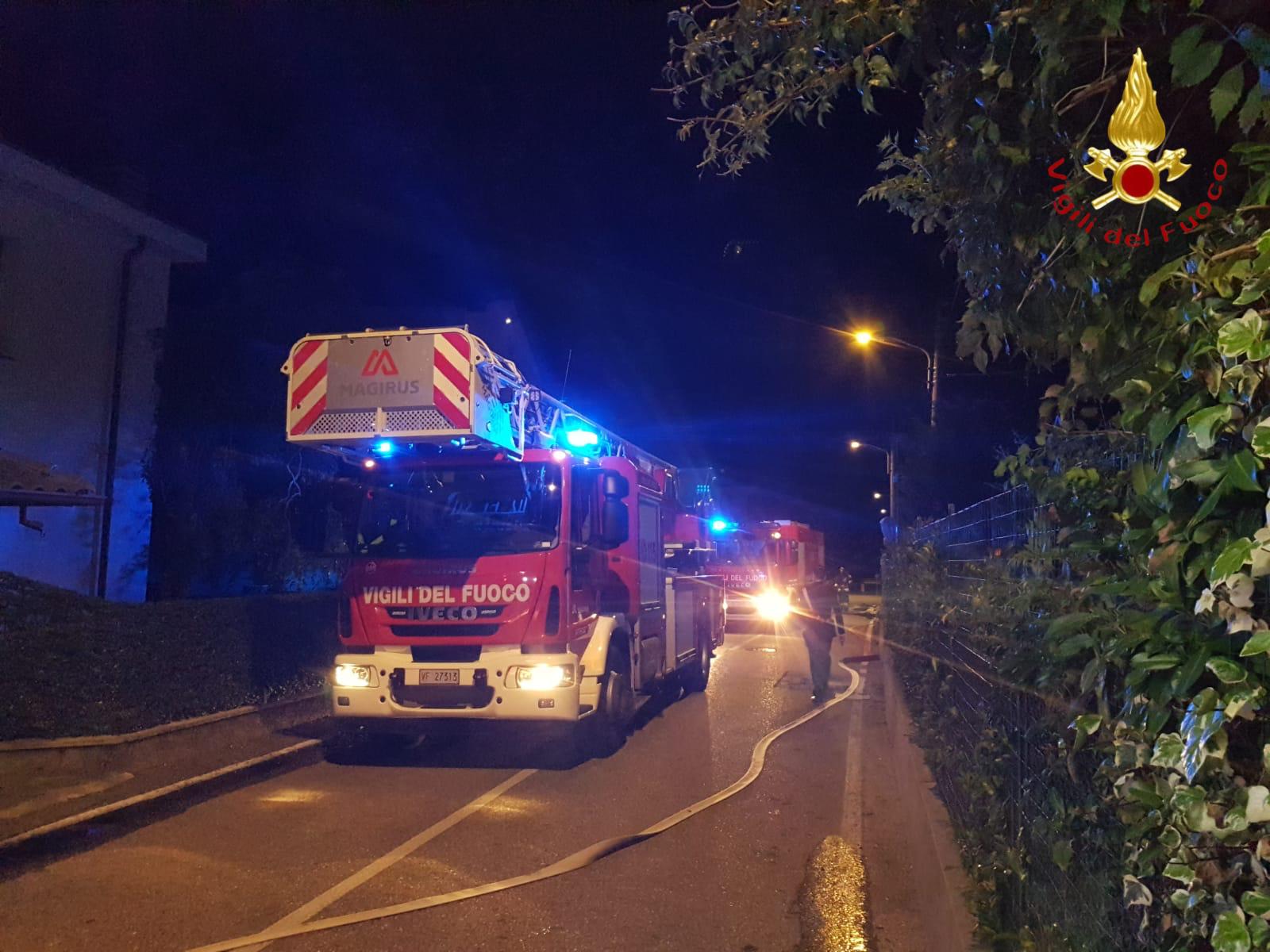 Vertemate, canna fumaria in fiamme, al lavoro quattro squadre dei vigili del fuoco