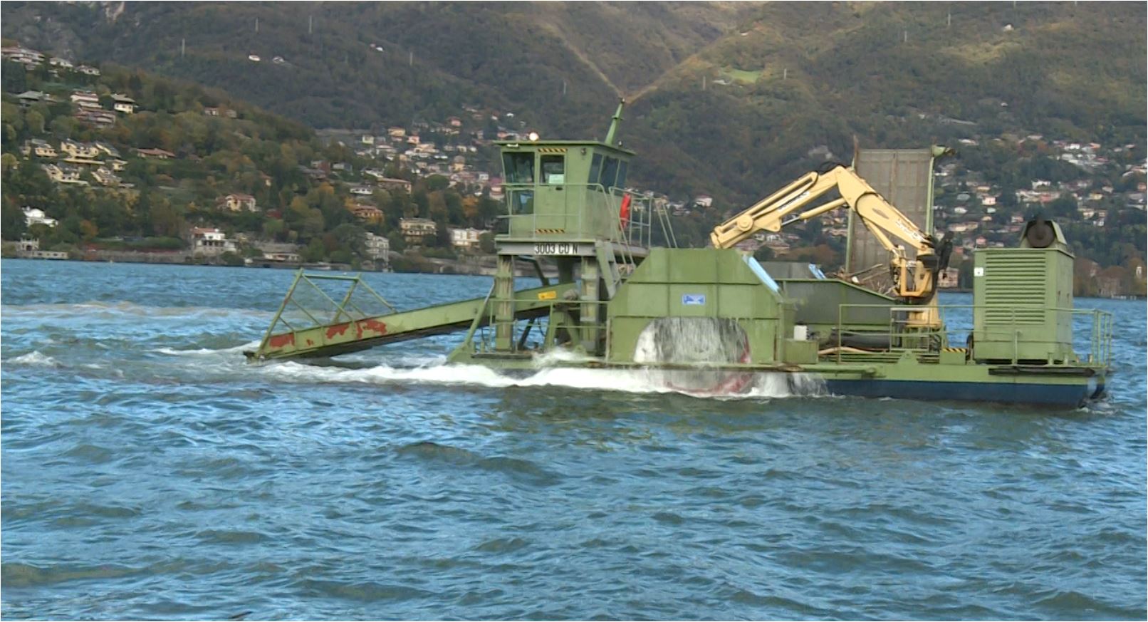 Tappeto di detriti sul Lario, il battello spazzino al lavoro a Como