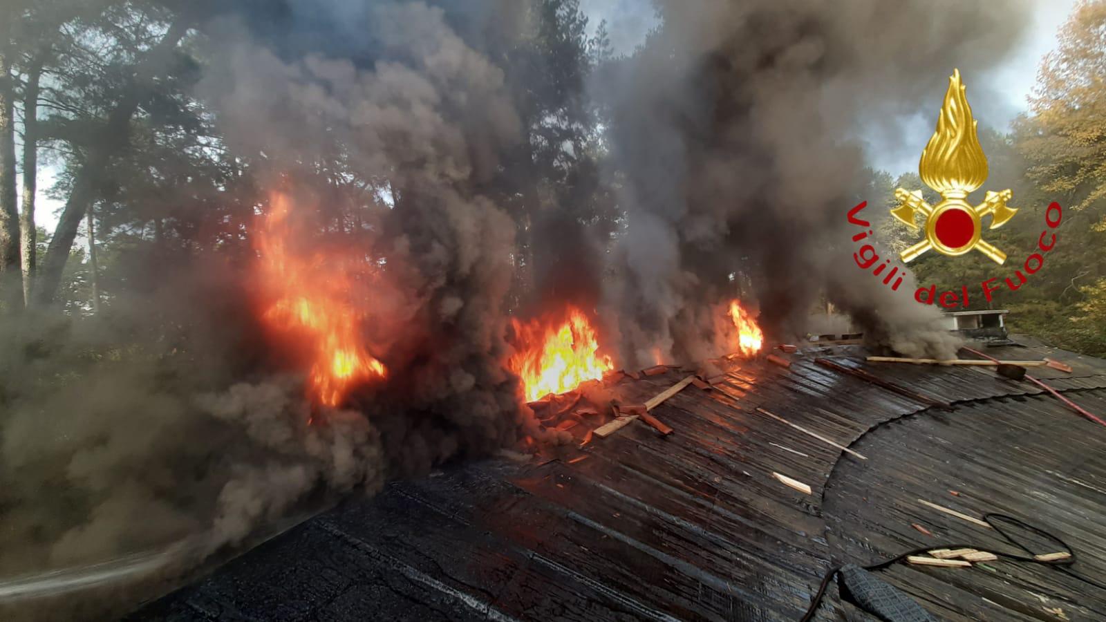Appiano Gentile, tetto in fiamme. Intervento dei vigili del fuoco