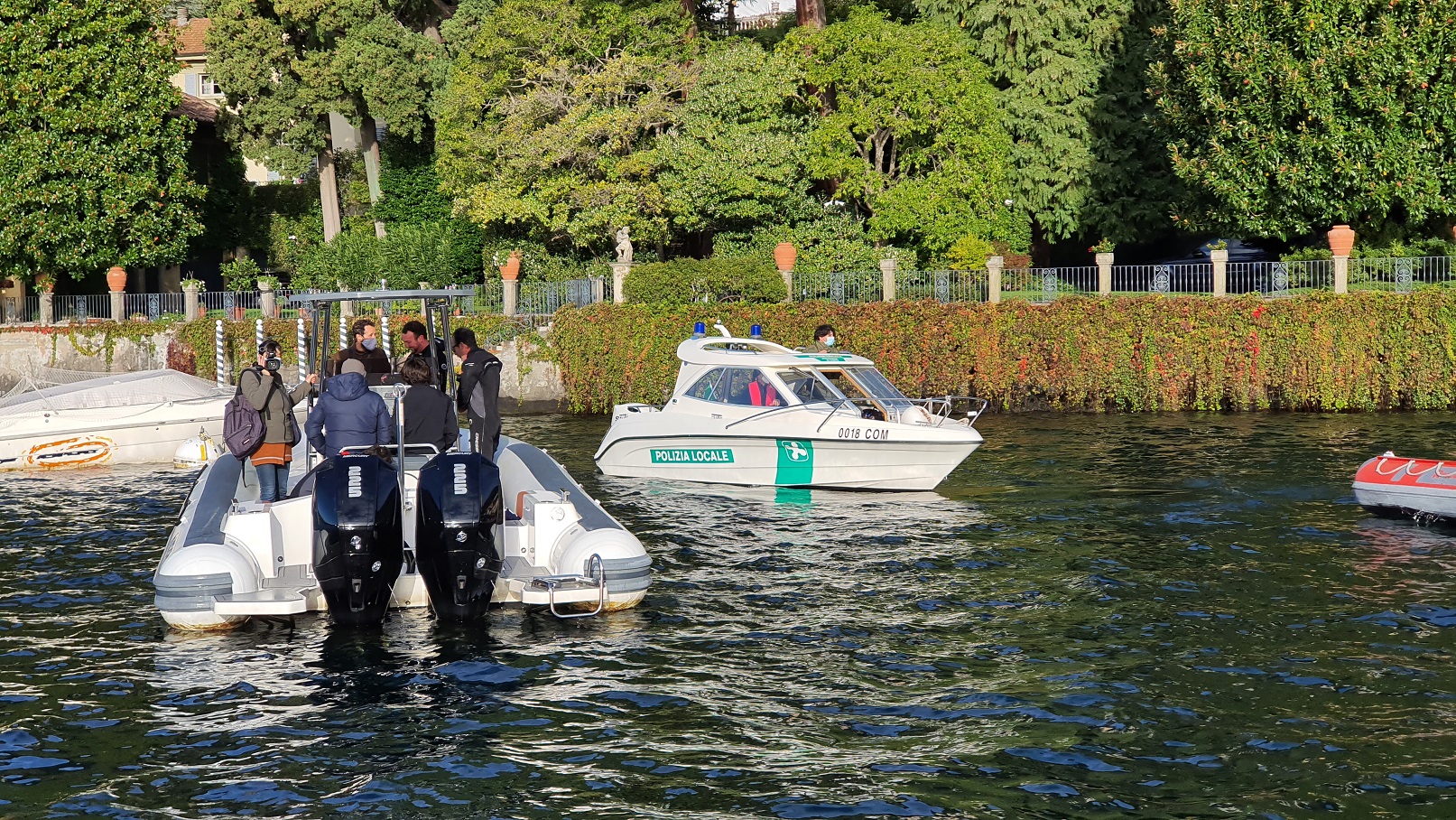 Pescatori e polizia locale provinciale raccolgono le reti abbandonate sui fondali del Lago di Como