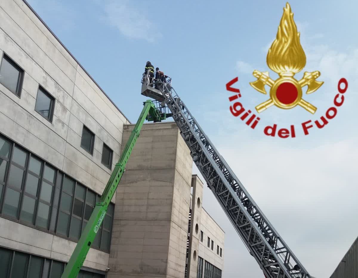 Figino Serenza, operai bloccati nel cestello della gru recuperati dai vigili del fuoco