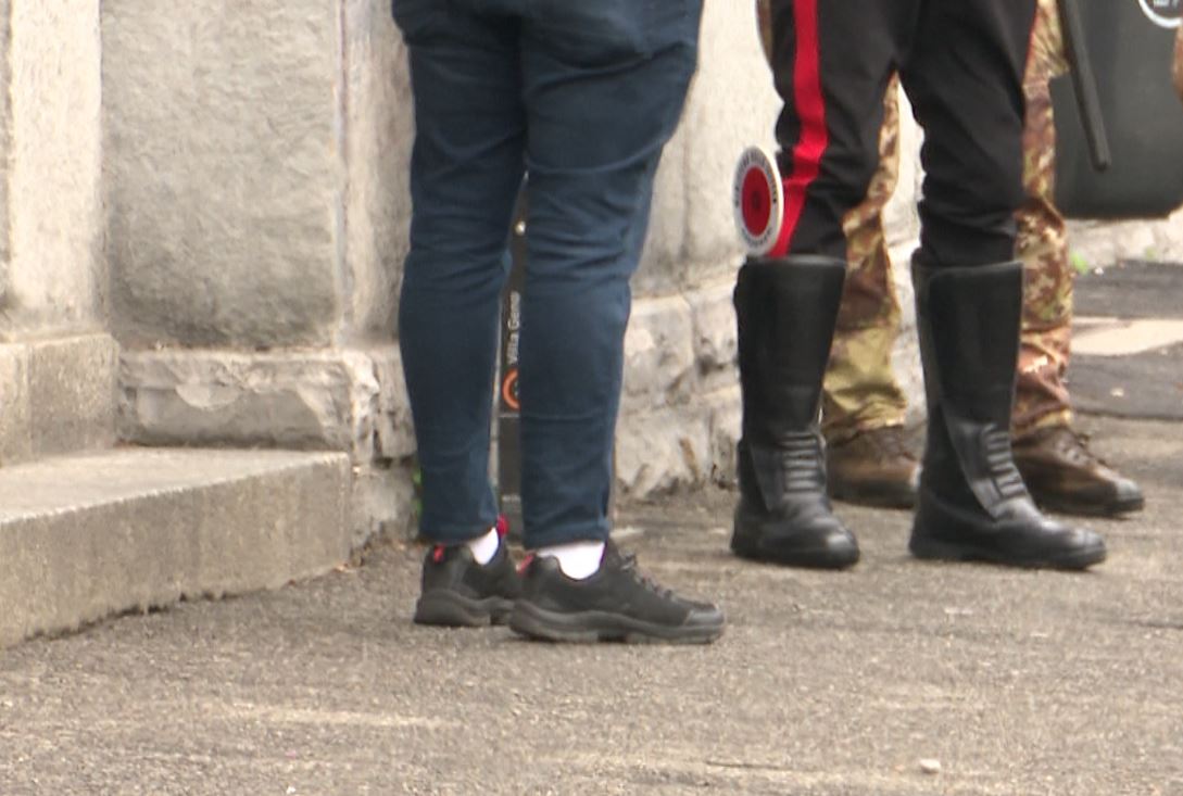 Positivi, violano la quarantena e passeggiano per strada: denunciati un 80enne a Moltrasio e una 55enne a Brunate