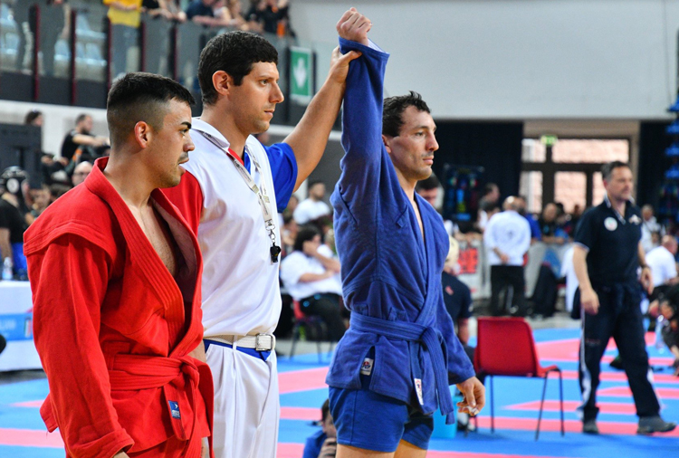 Il carabiniere comasco Mattia Galbiati si aggiudica il bronzo ai Mondiali di sambo, arte marziale di origine russa