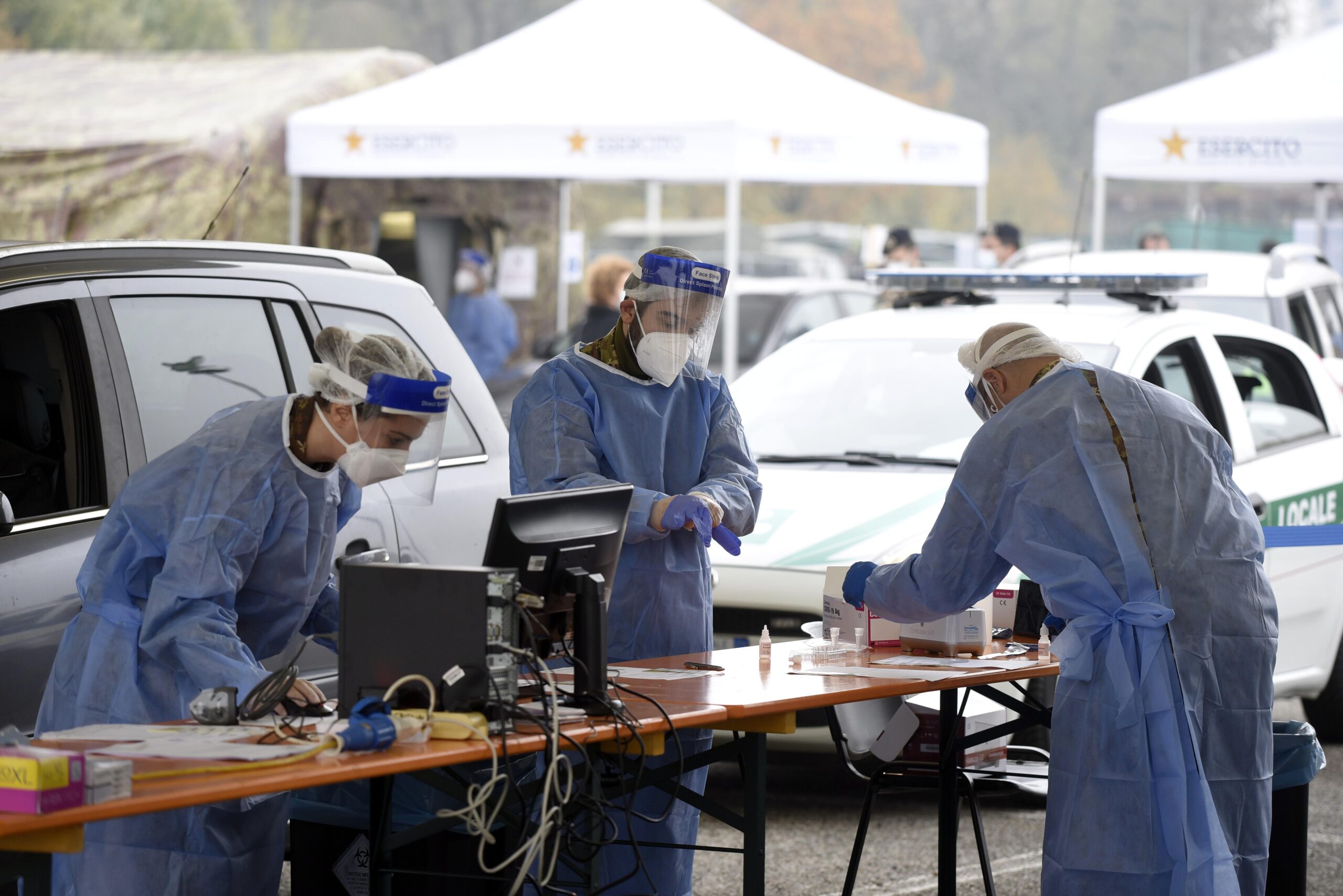 Tamponi rapidi per le scuole, a Milano il drive through più grande d’Italia