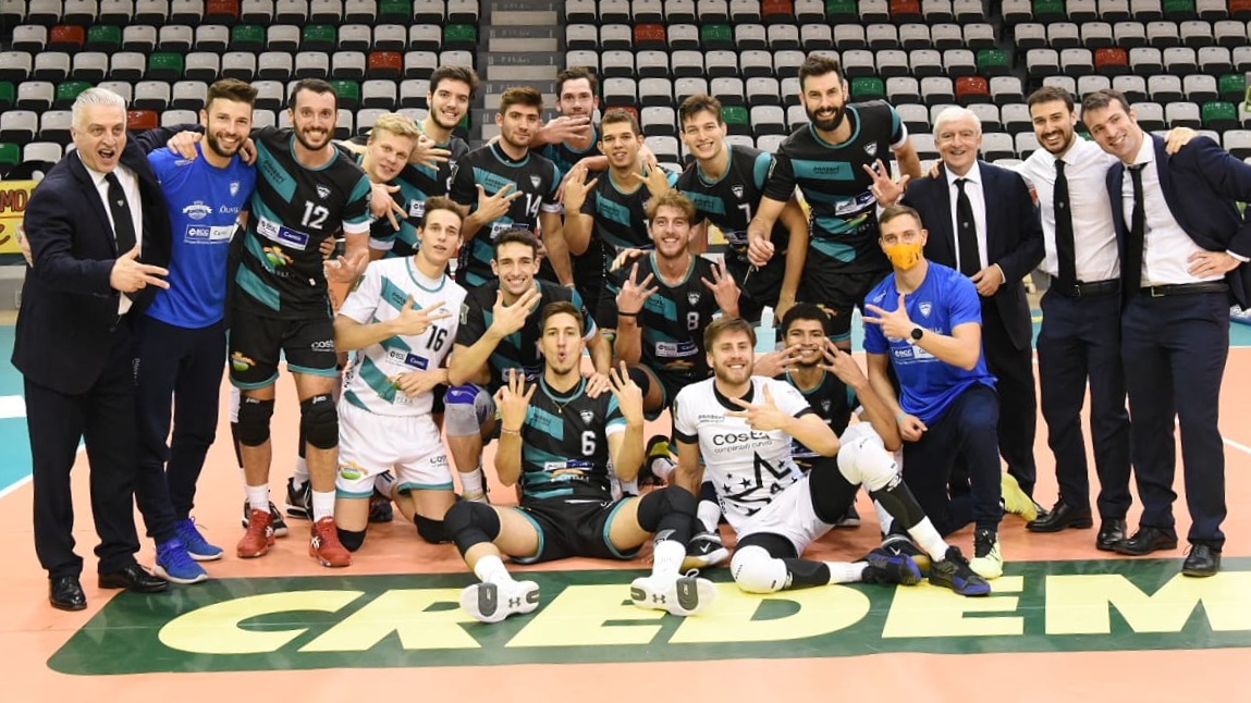 Dopo quasi un mese di stop forzato, il Pool Libertas Cantù torna in campo. Domenica la sfida con la prima in classifica