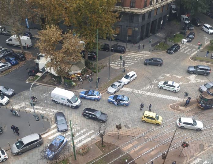 Rapina da film in una banca di Milano, i banditi scappano attraverso le fogne