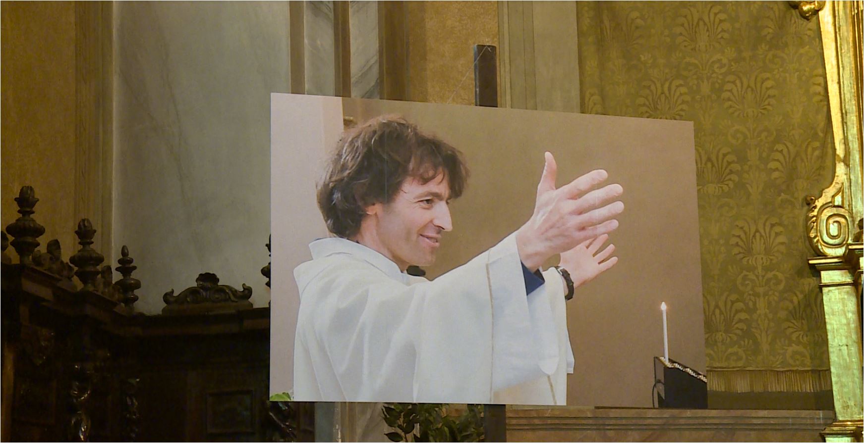 Il cardinale Cantoni: “Don Roberto sia beato”. Appello alla città al dialogo