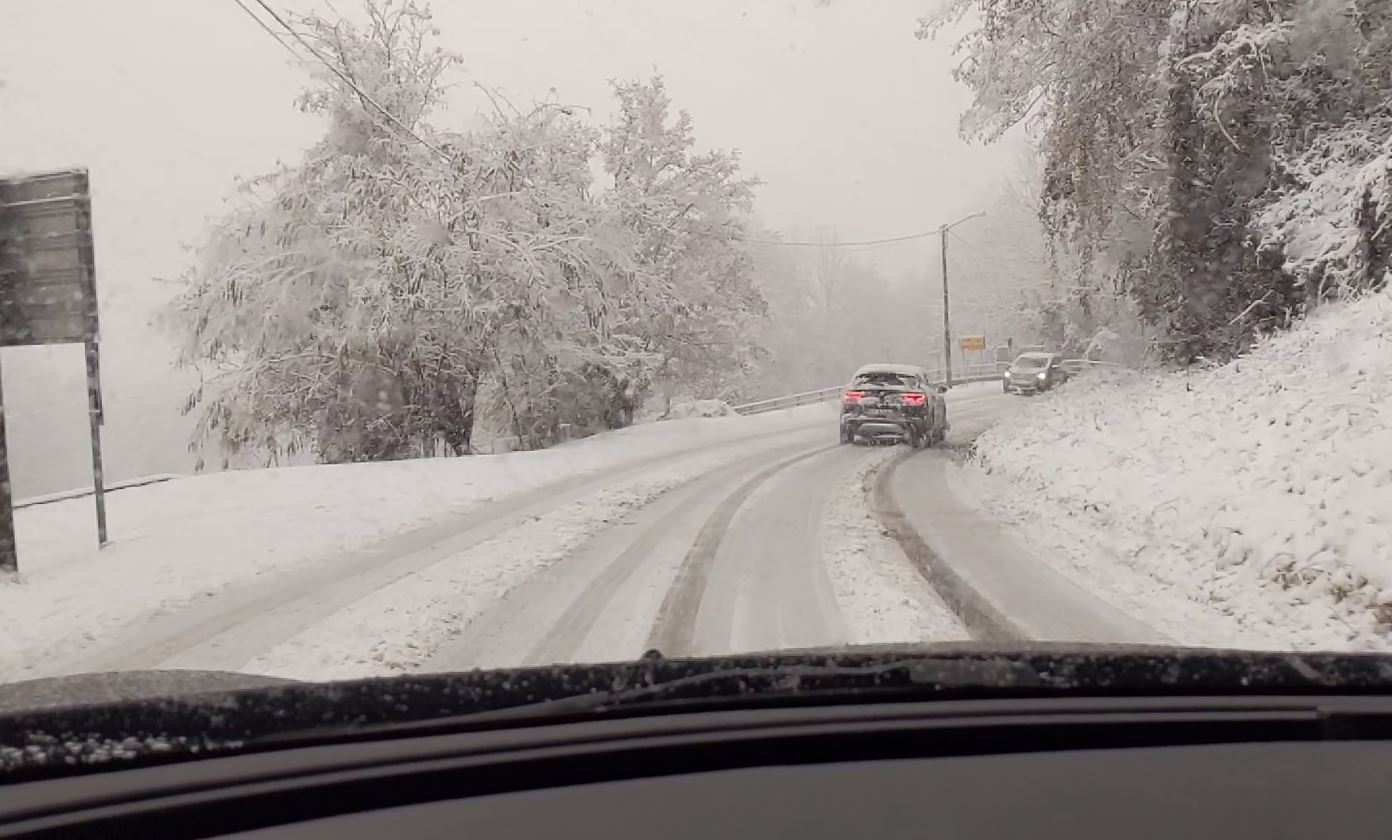 Nevica. A dicembre. Sulle Prealpi. Como (città e provincia) bloccata: camion e pullman senza catene, automobilisti senza gomme invernali
