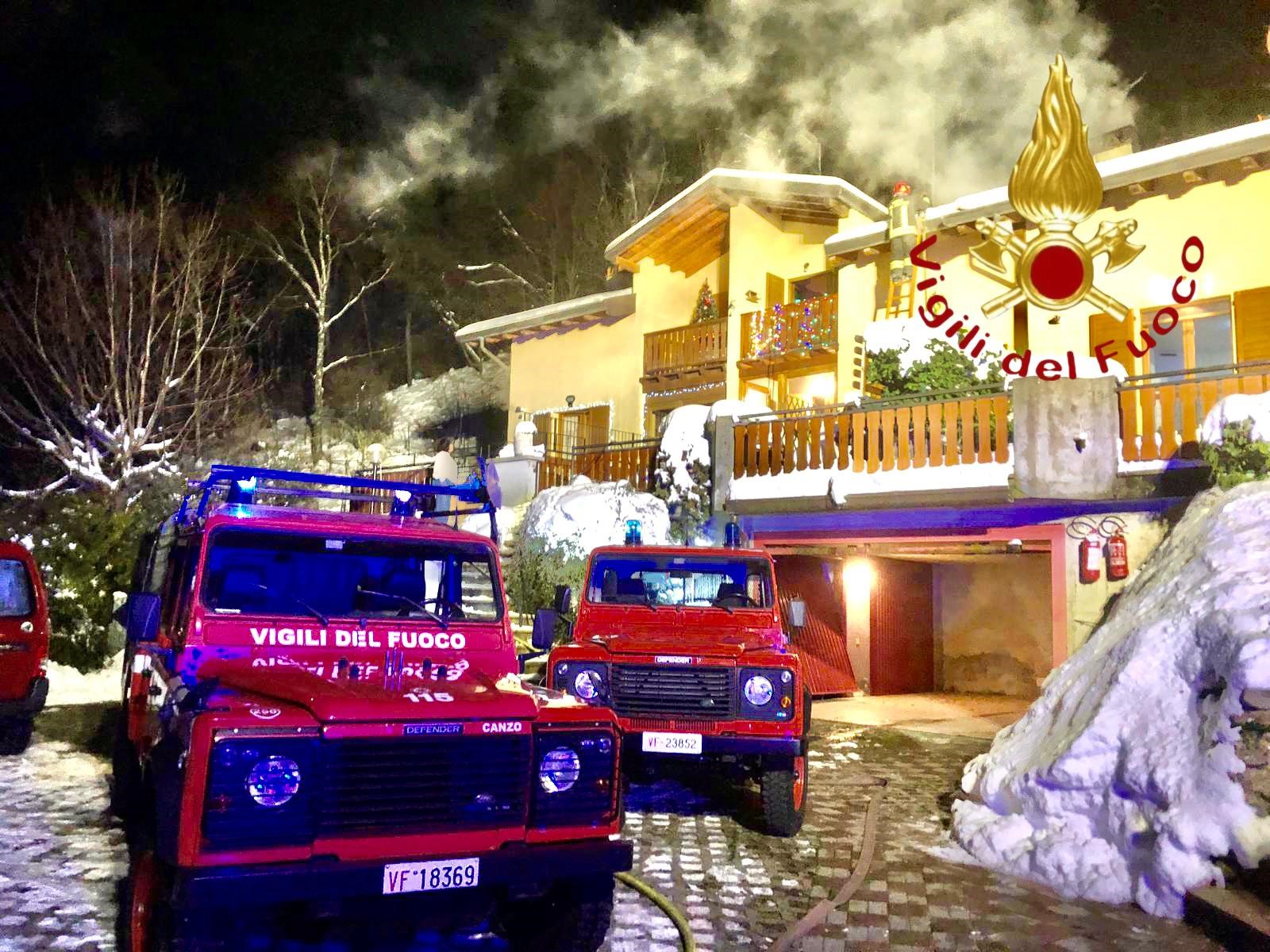 Tetto in fiamme a Civenna, intervengono i vigili del fuoco