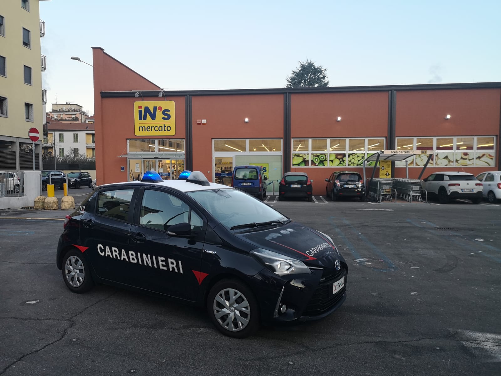 Furto al supermercato e spinte alla guardia, denunciati due giovani