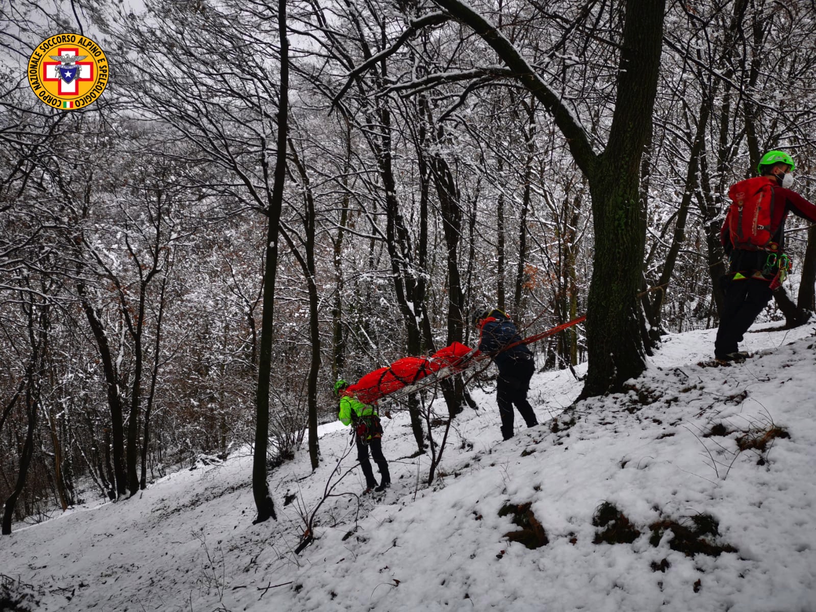 Soccorso alpino, le esercitazioni della XIX Delegazione Lariana a San Pietro al Monte
