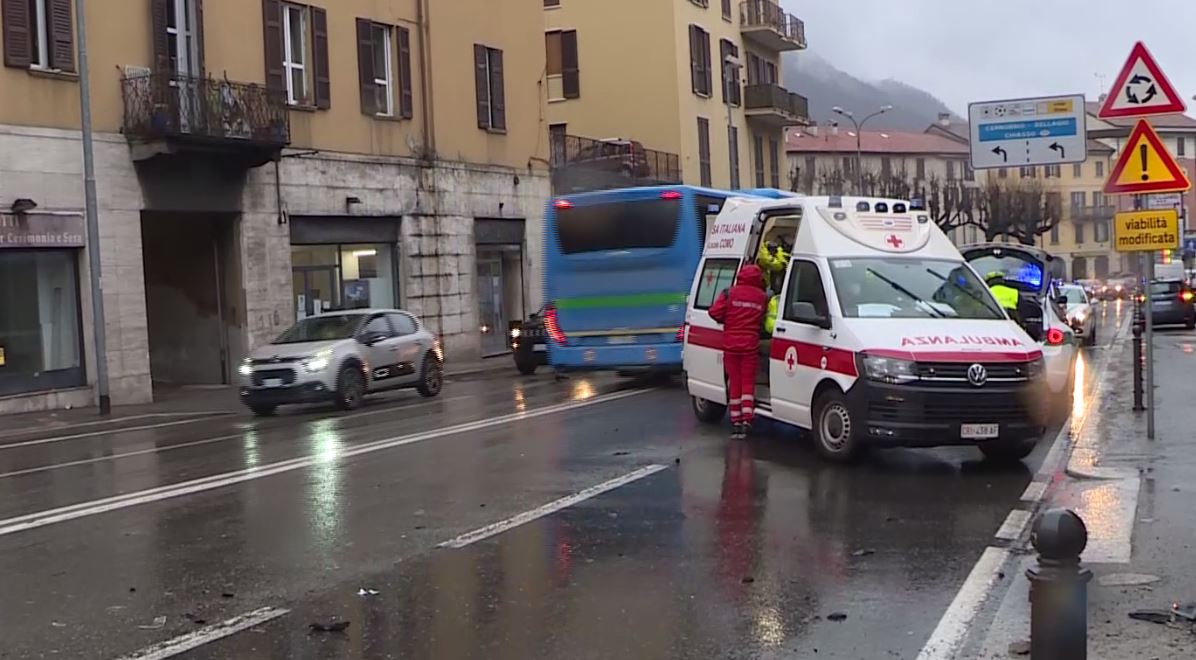 Incidente in piazza San Rocco a Como, coinvolto anche un bambino di 8 mesi