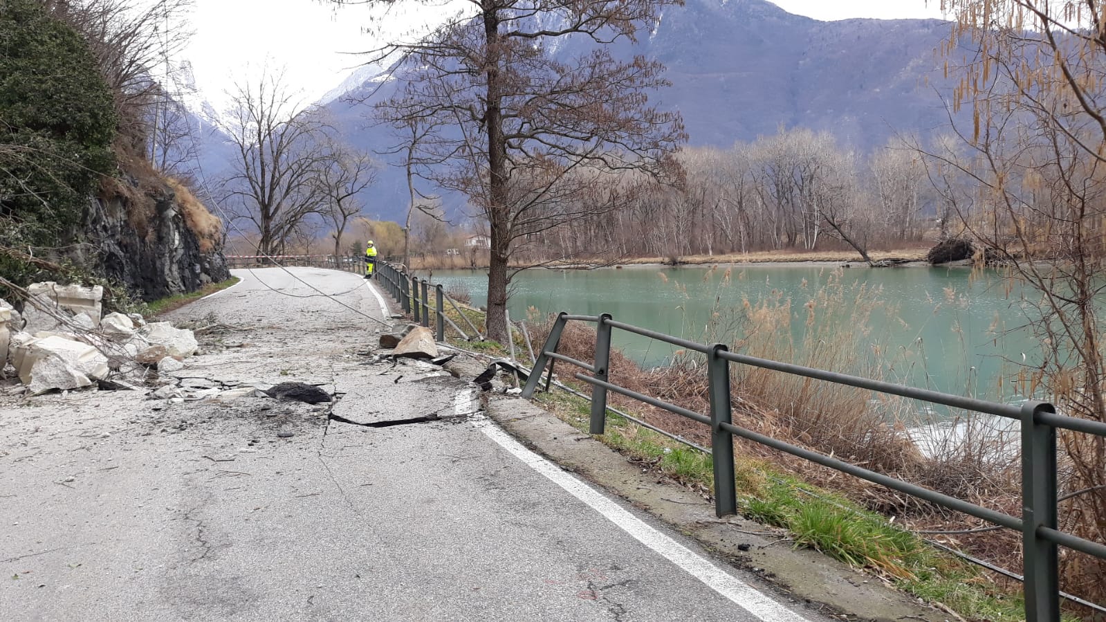 Frana a Sorico, un enorme masso si stacca dalla montagna. Isolata la frazione di Dascio